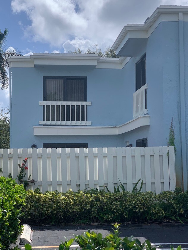 Foto del edificio - 1010 NE 8th Ave