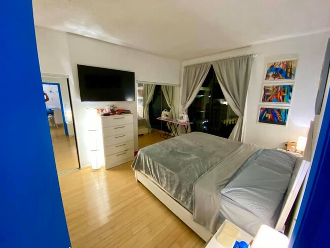 Building Photo - 540 Brickell Key Dr