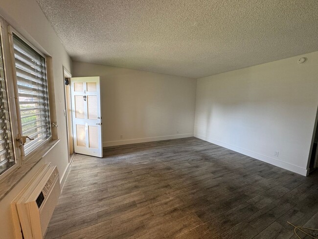 Building Photo - AVAILABLE JANUARY 1-2025-UNFURNISHED One B...