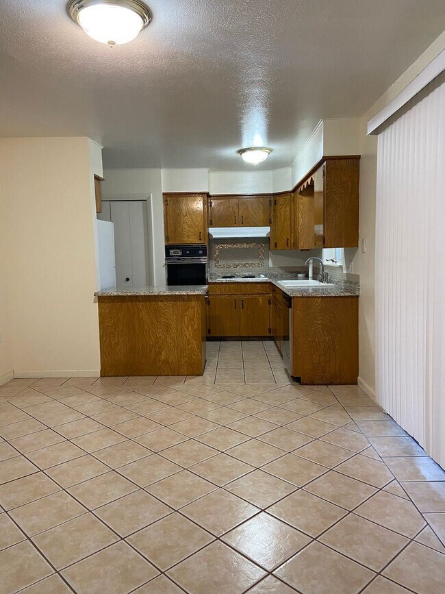 Building Photo - 3 br, 2 bath House - 600 E. Vista Parkway
