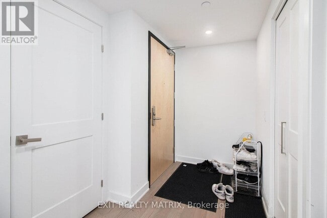 Building Photo - 340 Queen St