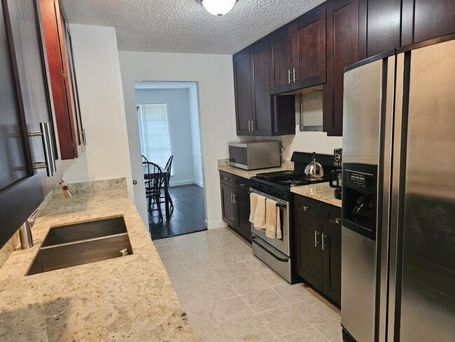 Foto del edificio - 5623 Briarwood Forest Dr