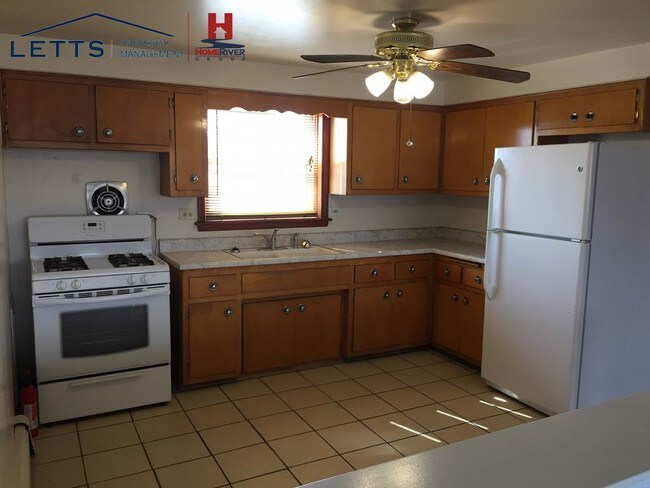 Building Photo - NEWLY RENOVATED 2 BDRM 1 BATH Heat Included