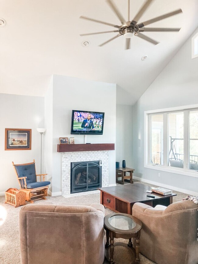 Foto del edificio - 220 Meadow Woods Dr