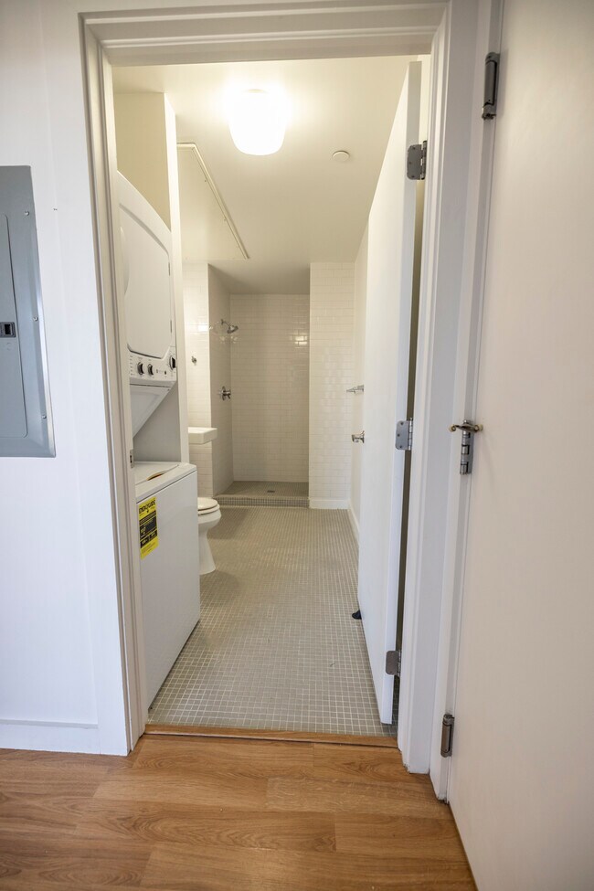 Foto del edificio - Ionosphere Apartment Complex