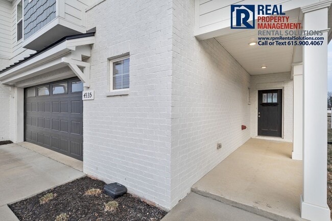 Foto del edificio - Beautiful 3 bedroom Townhome off of Joe B. Jackson! Neighborhood pool, attached garage, washer/dr...