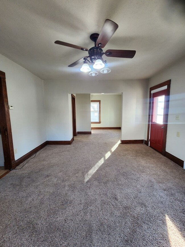 Building Photo - Spacious 3 Bedroom 1.5 Bathroom Home