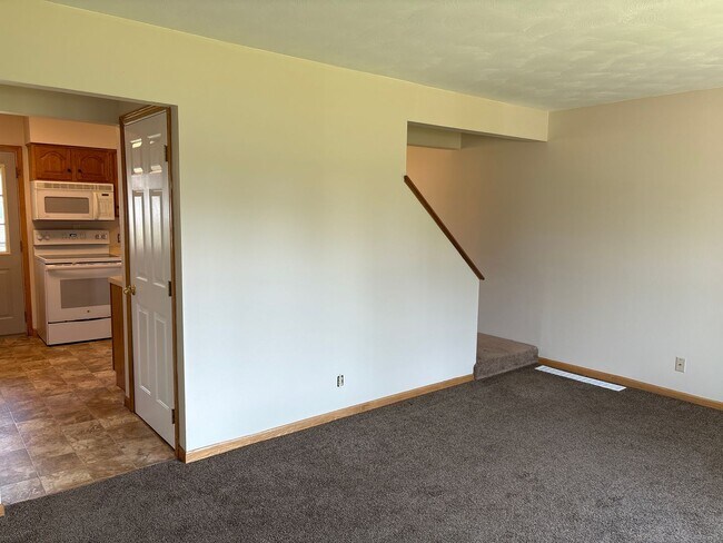 Building Photo - 2 Bedroom, 1.5 Bath Townhouse w/Garage in Camanche, IA