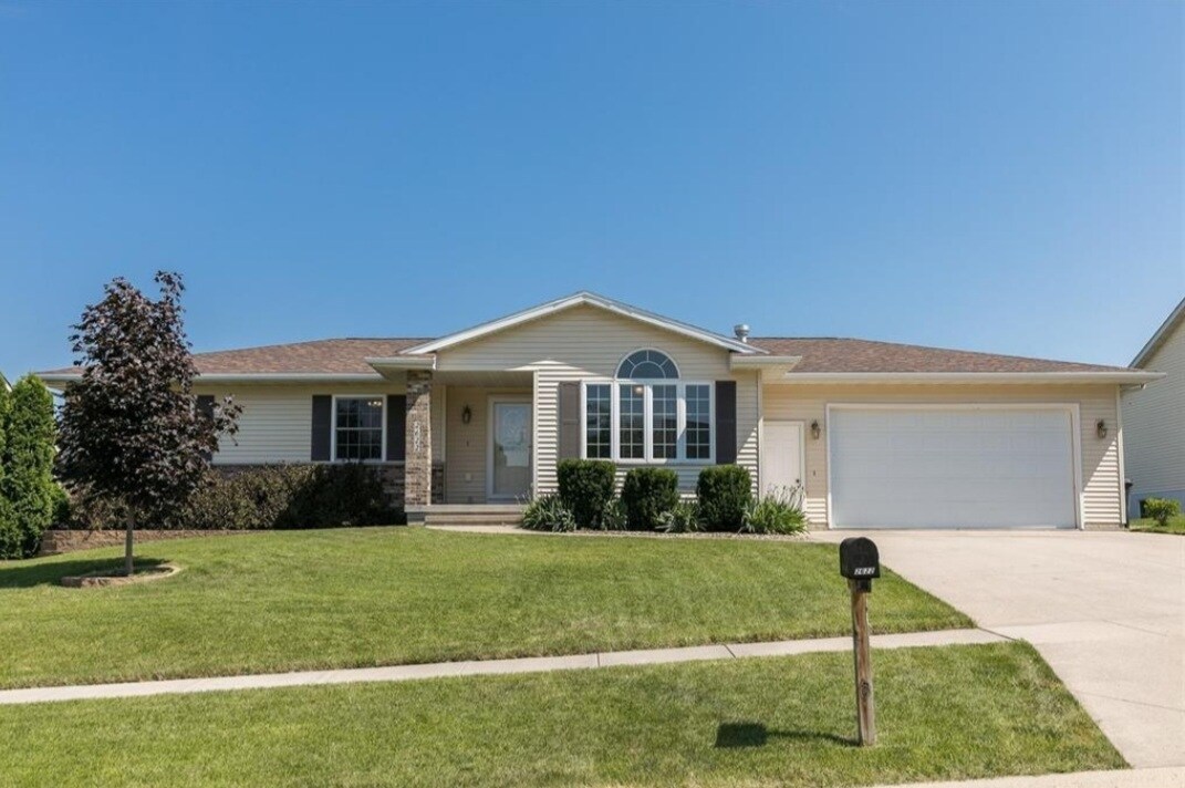 2622 Navajo Ave SW, Cedar Rapids, IA 52404 House Rental in Cedar