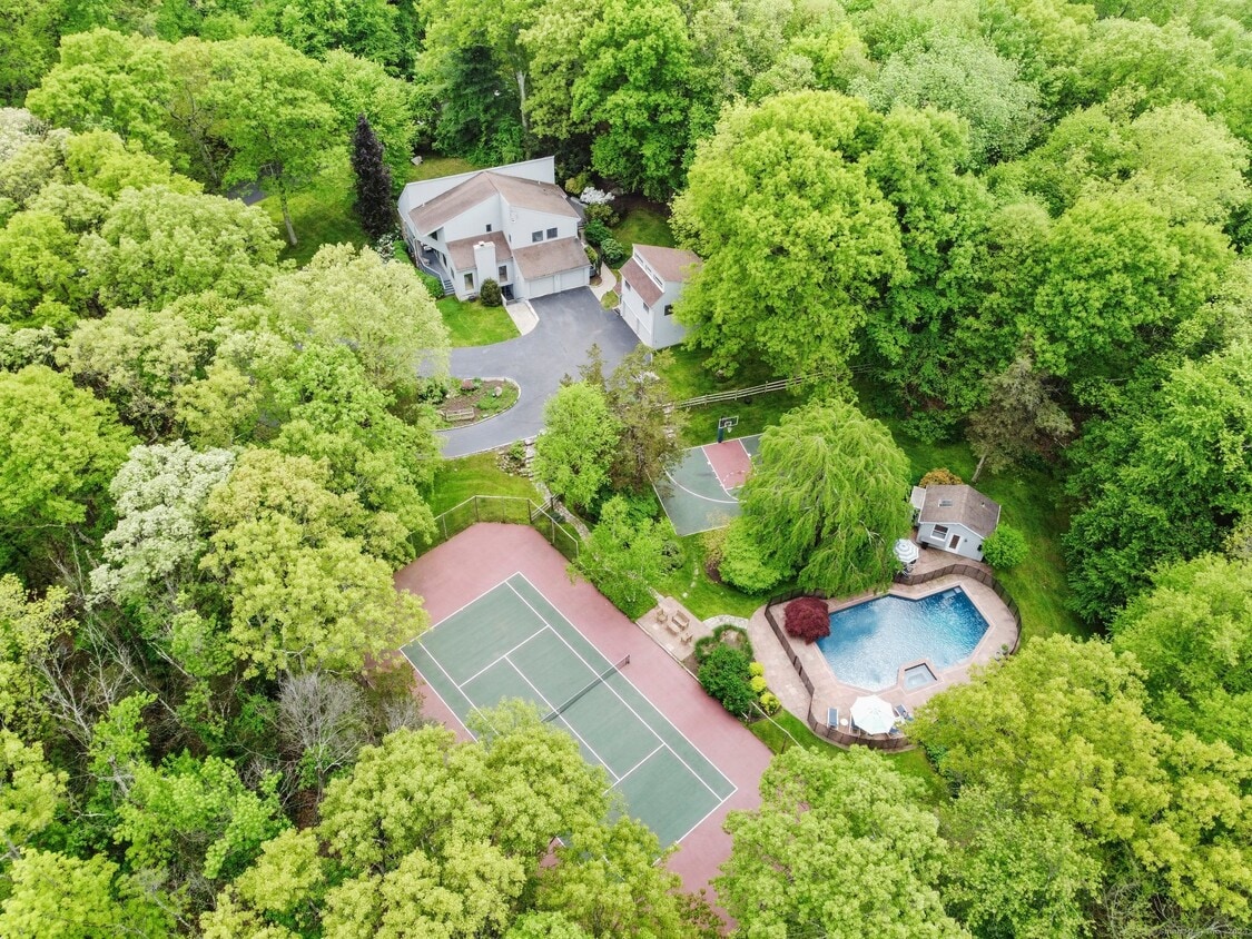 Primary Photo - 7 White Oak Ln