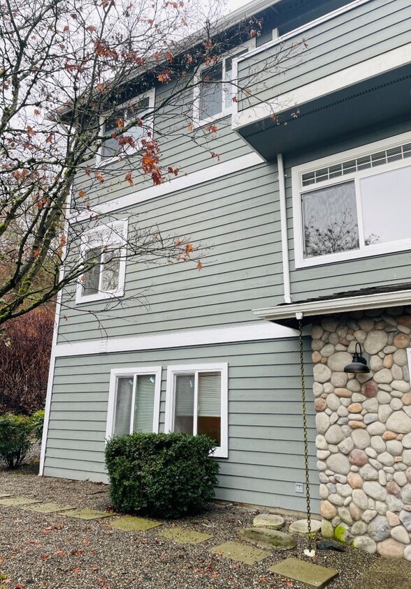 Primary Photo - 2Bd/1Ba Seattle Duplex