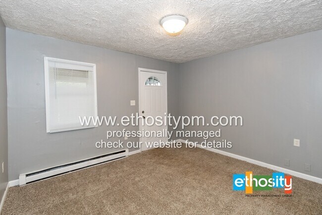Building Photo - 1526 E Gimber St