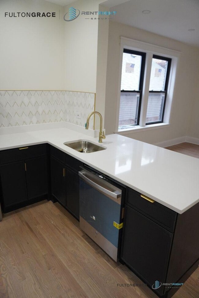 Building Photo - 4 bedroom in Chicago IL 60625