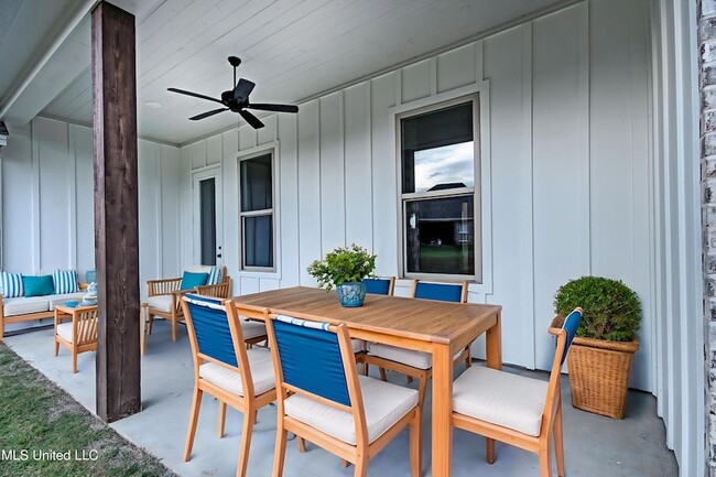 Building Photo - 117 Southern Oak Wy