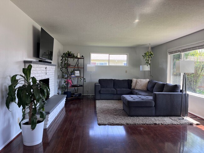 Living Room - 1690 N Davis St