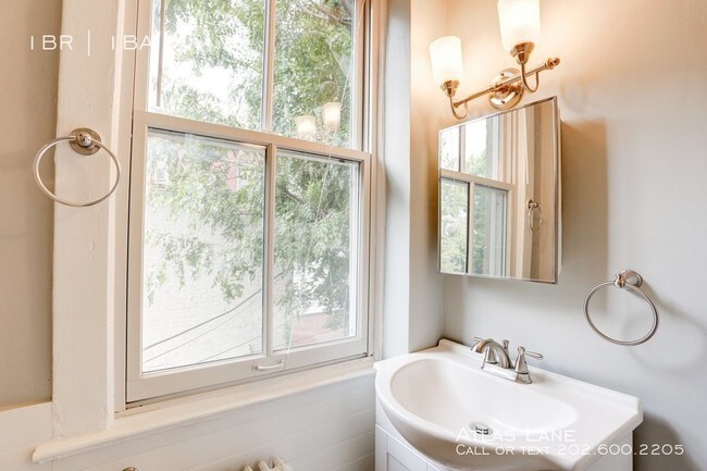 Foto del edificio - 1 Bed/1 Bath in Capitol Hill - Eastern Market