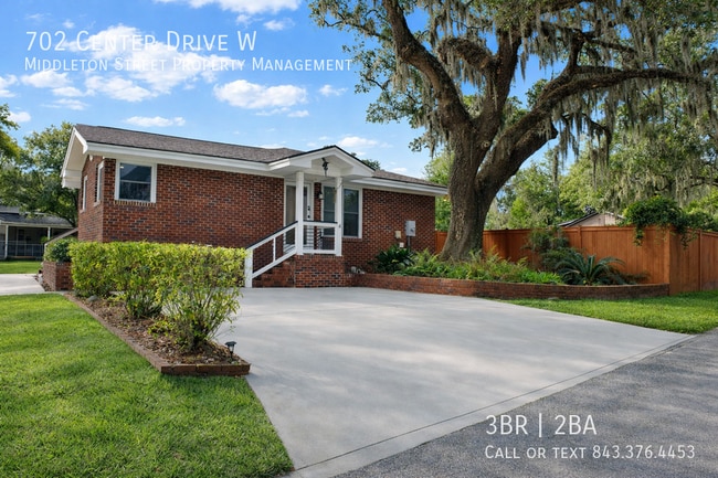 Foto del edificio - 702 Center Dr W