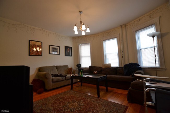 Building Photo - 3 br, 1 bath Apartment - 41 Easton St # 1DB