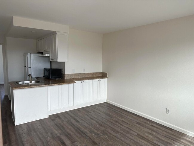 Building Photo - 3844 Swift Ave