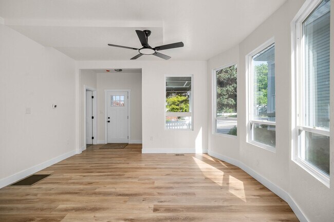 Foto del edificio - New Updated 3 Bed 2 Bath Lower South Hill Home!