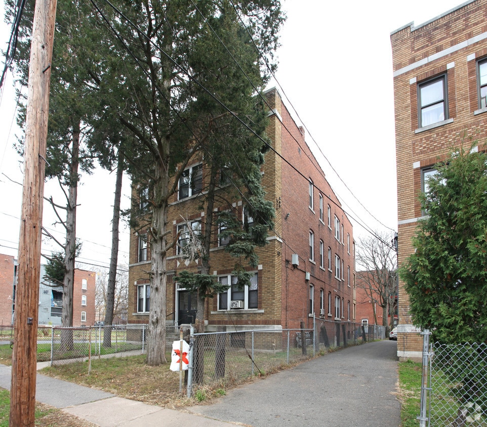 Building Photo - 92 Clark St