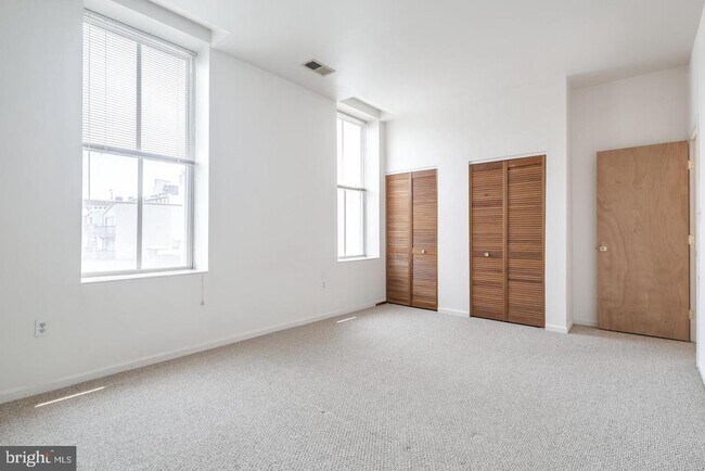 Building Photo - 302 S 10th St