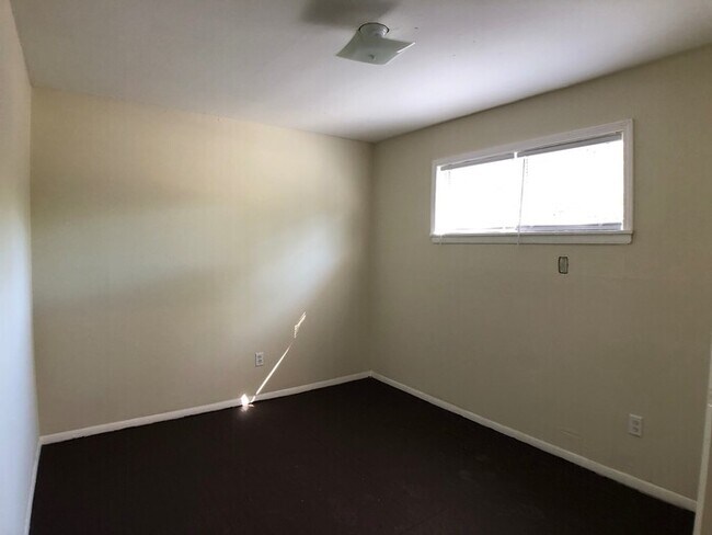 Building Photo - Newly Renovated Apartment in North Memphis!