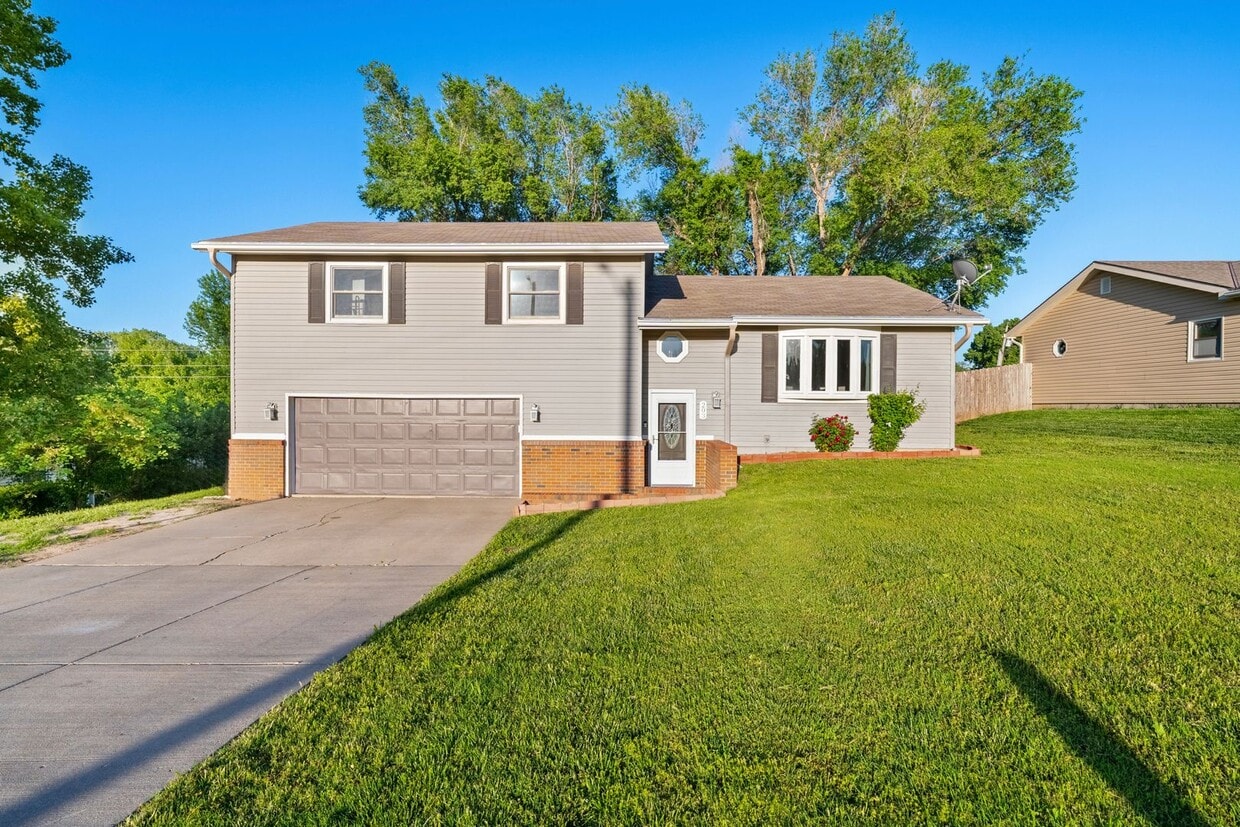 Primary Photo - Charming 3-Bedroom Home with Spacious Layo...