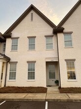 Building Photo - 102 Farm View Dr