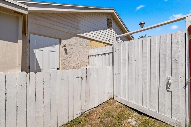 Foto del edificio - 3673 Rockaway Dr