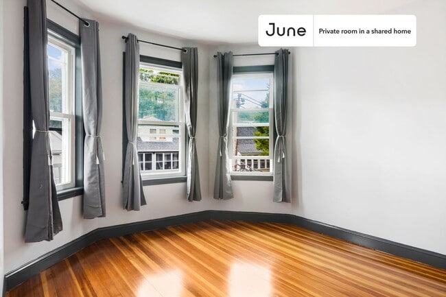 Building Photo - Private bedroom in 4 bed/2 bath Home