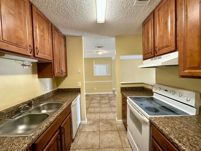 Foto del edificio - 2 Bedroom 1 Bath Available with Water, Tra...