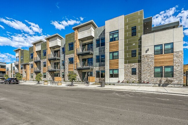 Foto del edificio - Luxury Condo steps from the Boise River an...