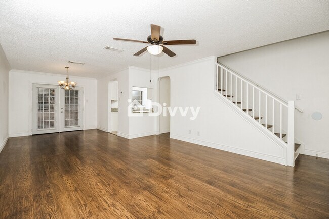 Foto del edificio - 6614 Honeyridge Ln