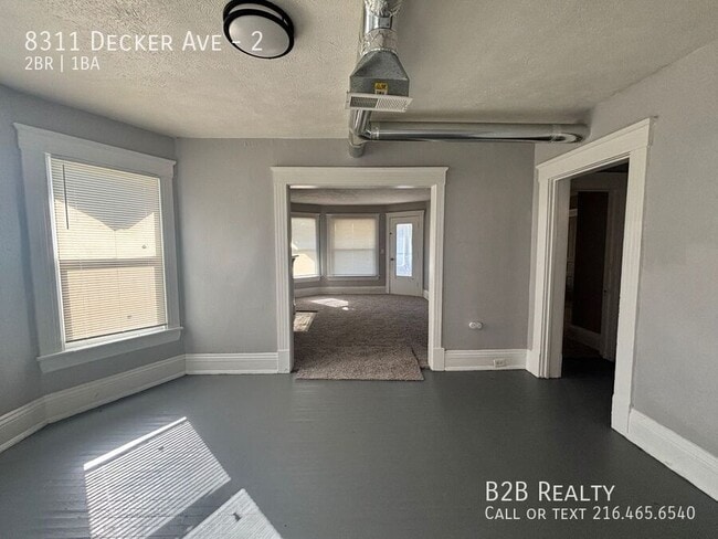 Foto del edificio - 8311 Decker Ave