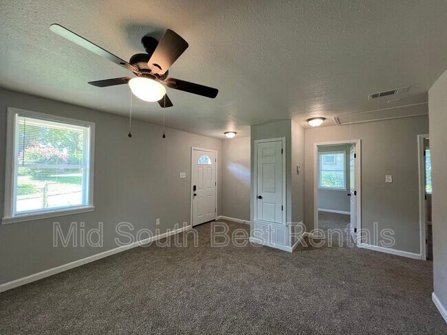 Building Photo - 2810 N Redbud Cir