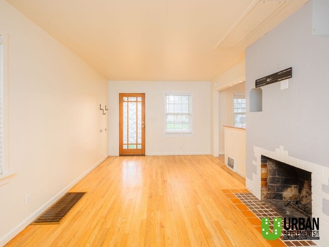 Building Photo - Charming 2 bed room 1.5 bathroom Cottage i...