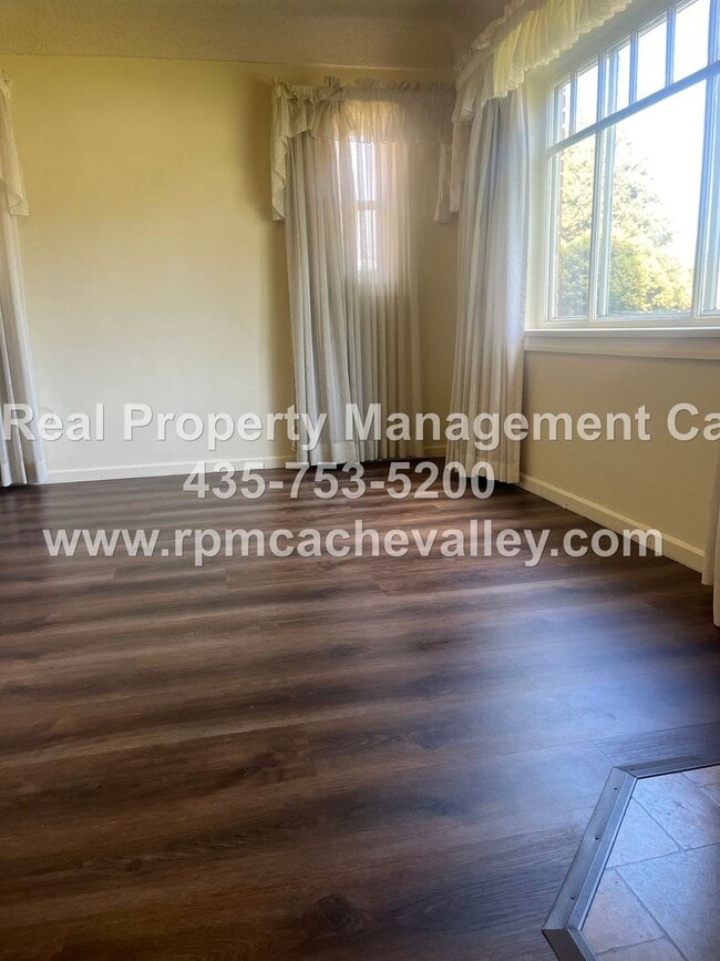Building Photo - Charming 4 bed in River Heights.  Pet frie...