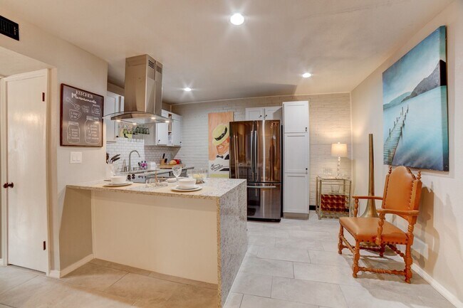 Foto del edificio - Fully furnished condo unit - all bills paid