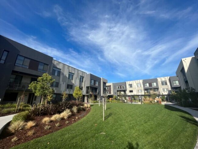 Foto del edificio - Executive 1 bedroom is seconds from Tesla & Warm Springs BART.