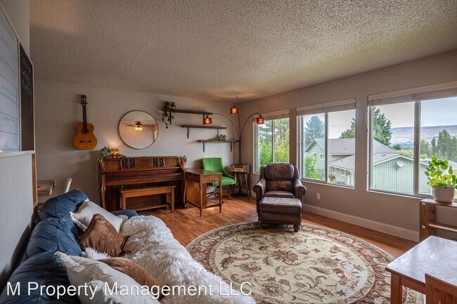Building Photo - 3 br, 1.5 bath House - 1100 Vista Place #U