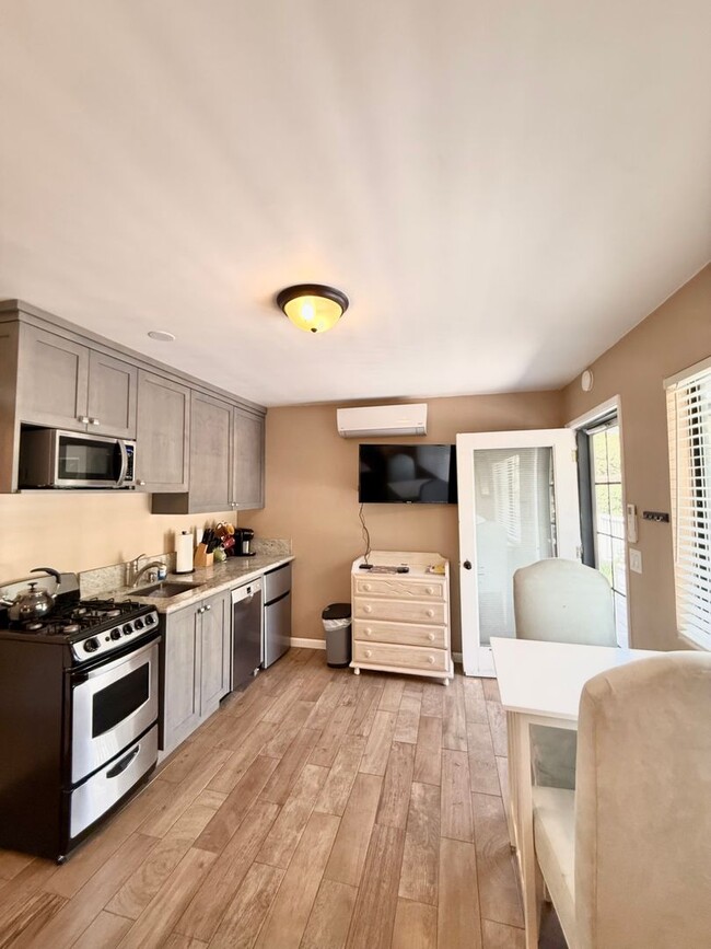 Foto del edificio - Charming 1 Bed 1 Bath Studio Available 6/1/26!!
