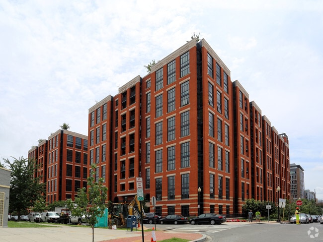 Building Photo - Senate Square