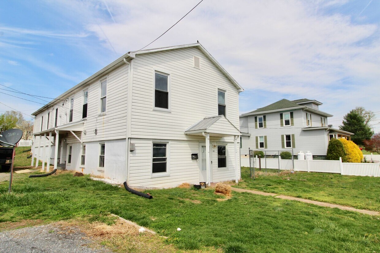 Primary Photo - Larger Renovated 2 Bed / 1 Bath Apartment ...