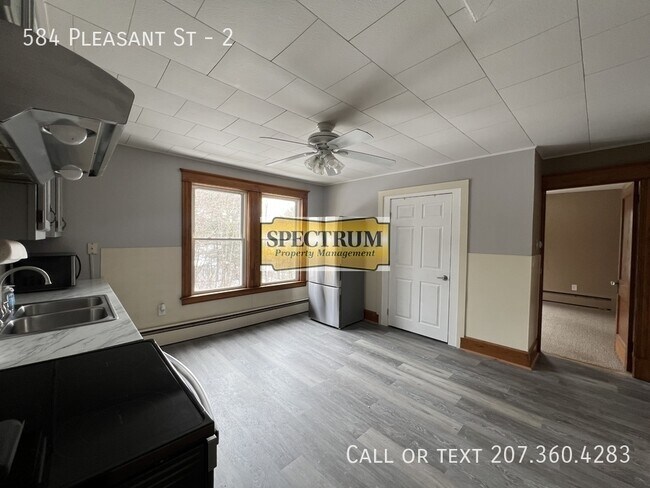 Building Photo - 584 Pleasant St