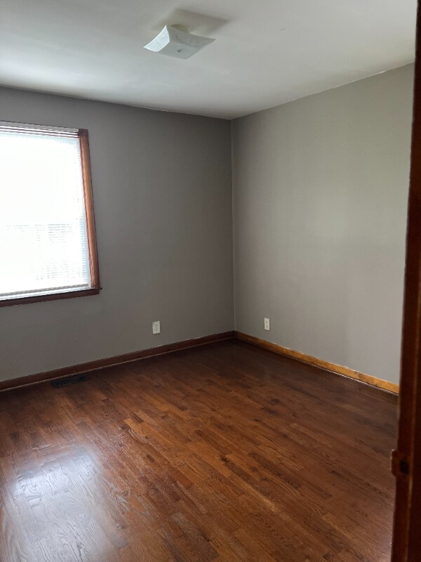 Building Photo - 556 Green Ln