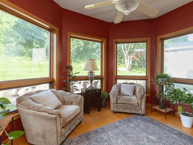 Foto del edificio - 2-Story Estate Home with Fireplace, 4 BR's on one level, Office, Gourmet Kitchen, Pets OK!