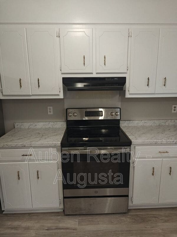 Building Photo - 2930 Dahlia Dr