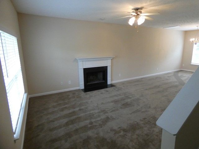 Building Photo - Large 3BR/2.5BA Home Located in La Verge TN