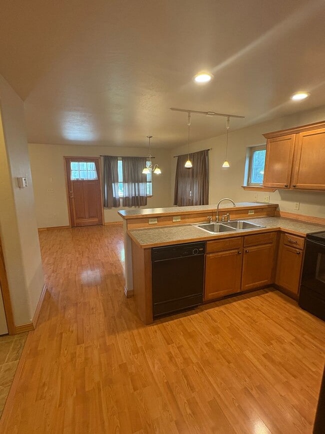 Building Photo - 3 Bedroom 2.5 Bath Condo across from Outla...